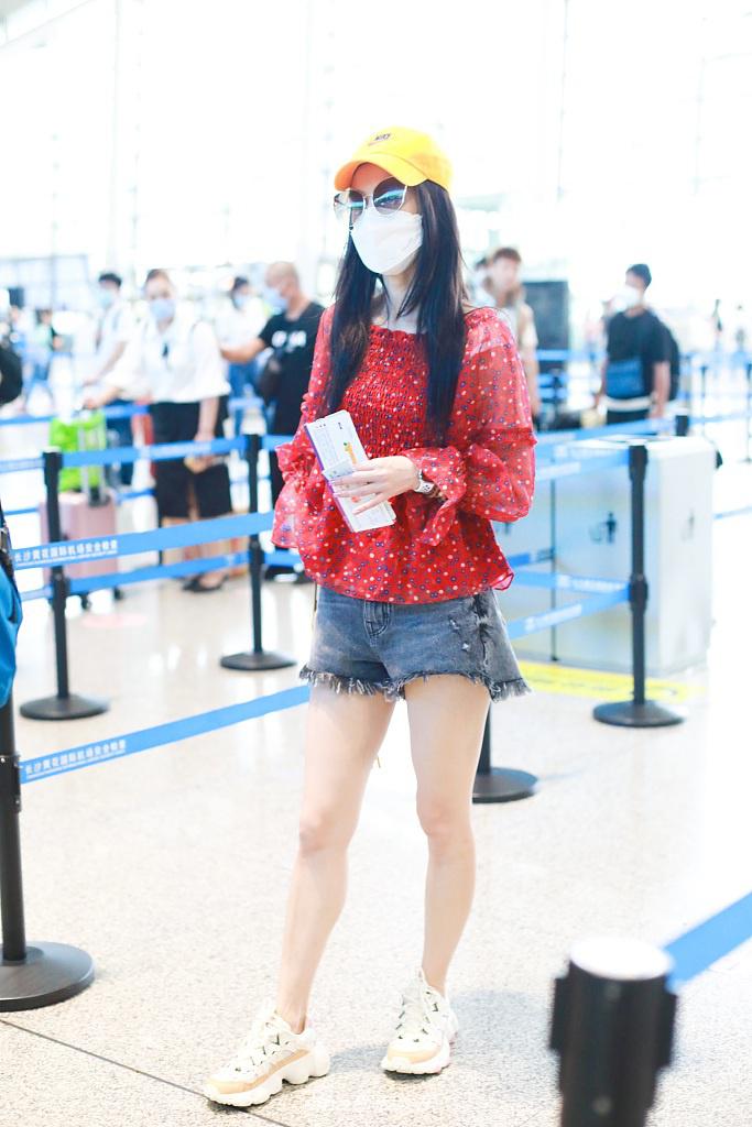 黄圣依穿红色娃娃衫呆萌挥手 穿短裤秀漫画腿减龄似少女