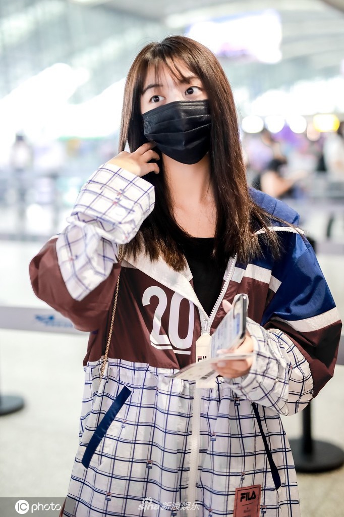 刘人语穿拼接外套秒变运动风女神 对镜比V心情好