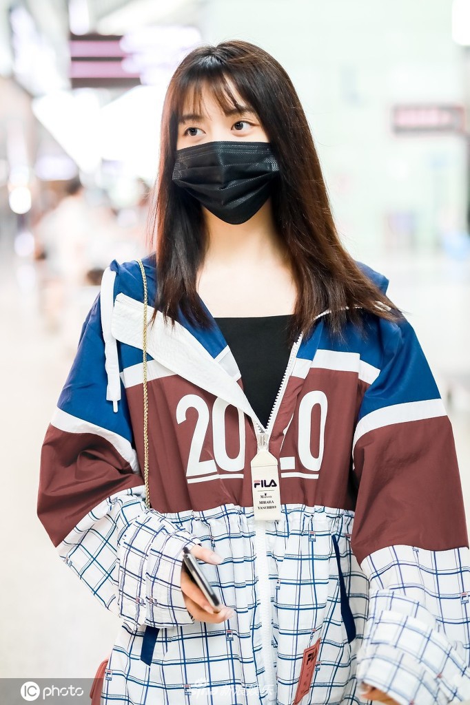 刘人语穿拼接外套秒变运动风女神 对镜比V心情好