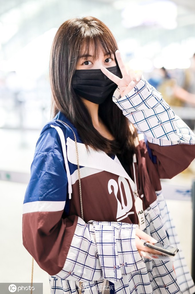 刘人语穿拼接外套秒变运动风女神 对镜比V心情好