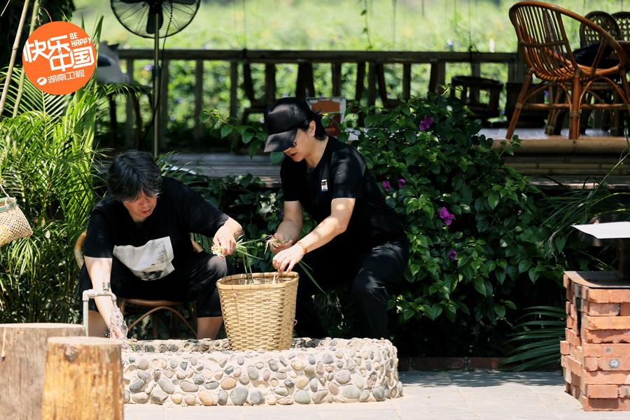 《向往4》蘑菇屋彭昱畅收到《想见你》同款