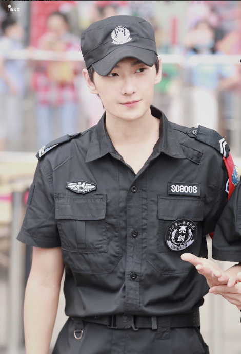 杨洋新节目路透照曝光 保安服造型帅气吸睛