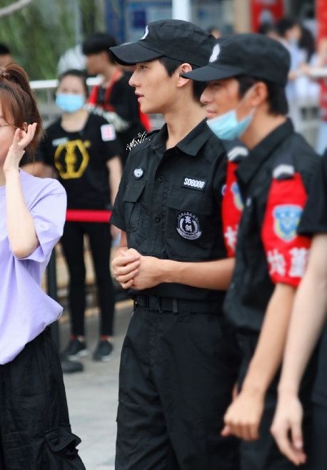 杨洋新节目路透照曝光 保安服造型帅气吸睛