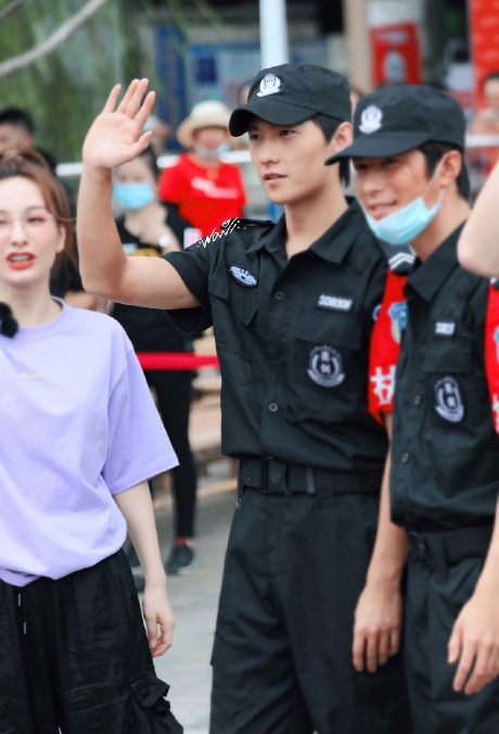 杨洋新节目路透照曝光 保安服造型帅气吸睛