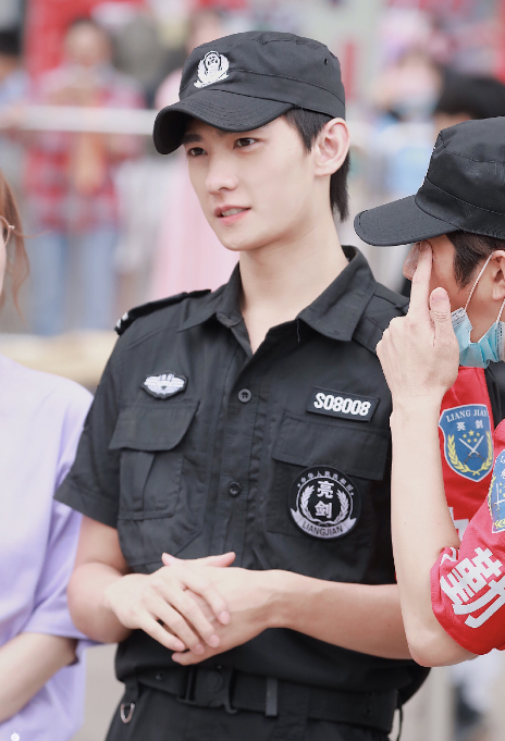 杨洋新节目路透照曝光 保安服造型帅气吸睛