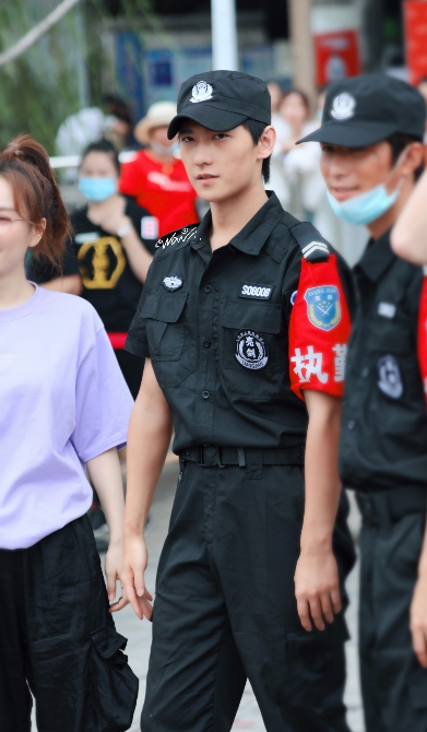 杨洋新节目路透照曝光 保安服造型帅气吸睛