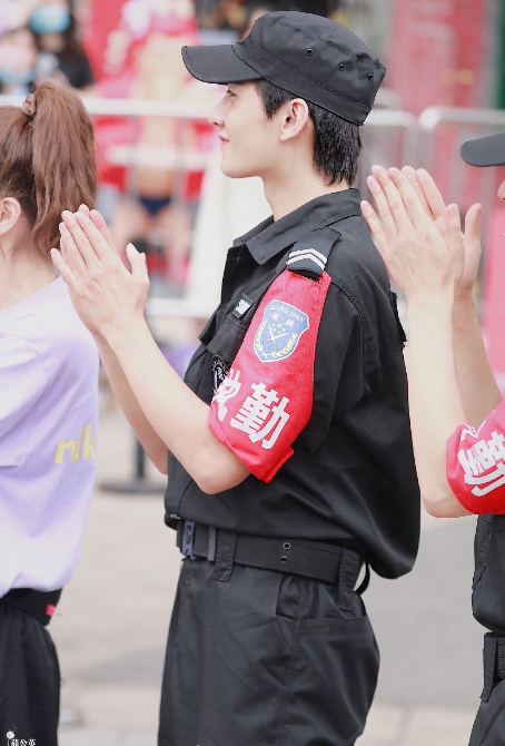 杨洋新节目路透照曝光 保安服造型帅气吸睛