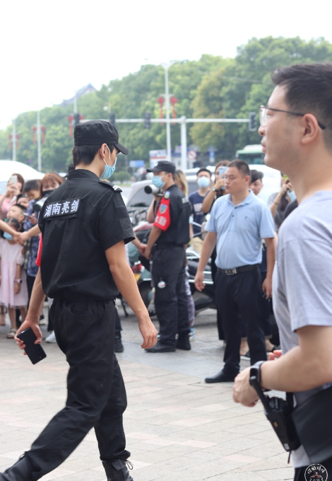 杨洋新节目路透照曝光 保安服造型帅气吸睛