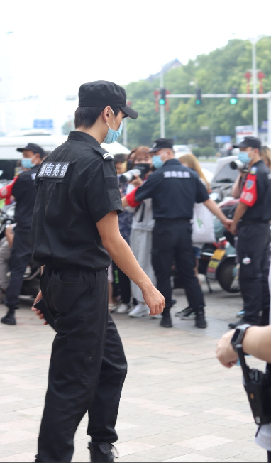 杨洋新节目路透照曝光 保安服造型帅气吸睛