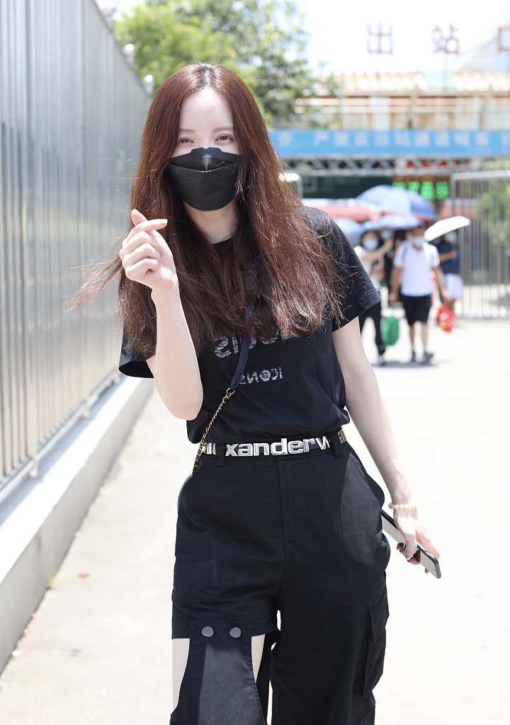 张萌穿破洞裤个性十足 对镜比心亲切甜美