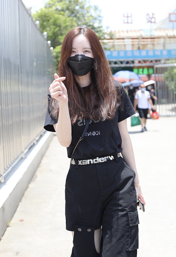 张萌穿破洞裤个性十足 对镜比心亲切甜美