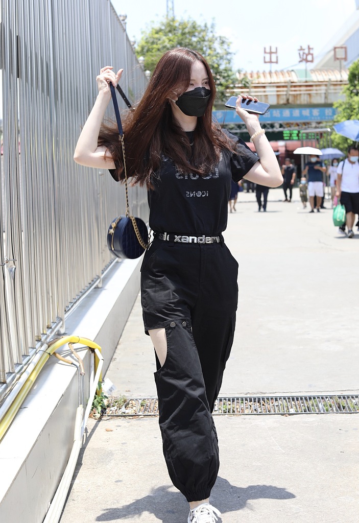 张萌穿破洞裤个性十足 对镜比心亲切甜美