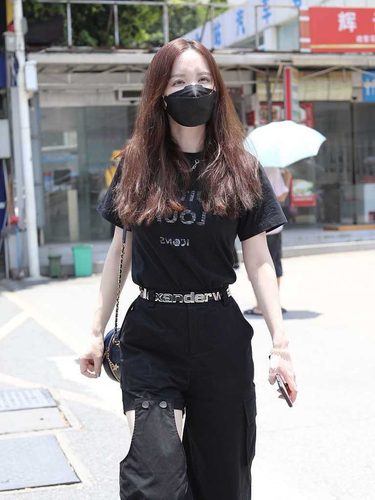 张萌穿破洞裤个性十足 对镜比心亲切甜美