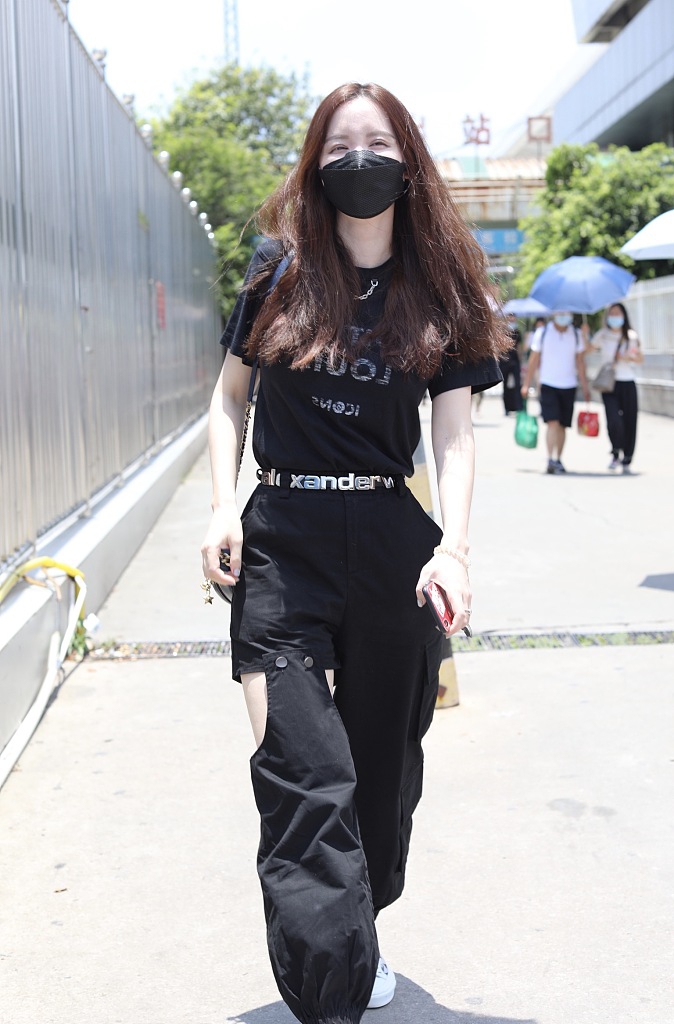 张萌穿破洞裤个性十足 对镜比心亲切甜美