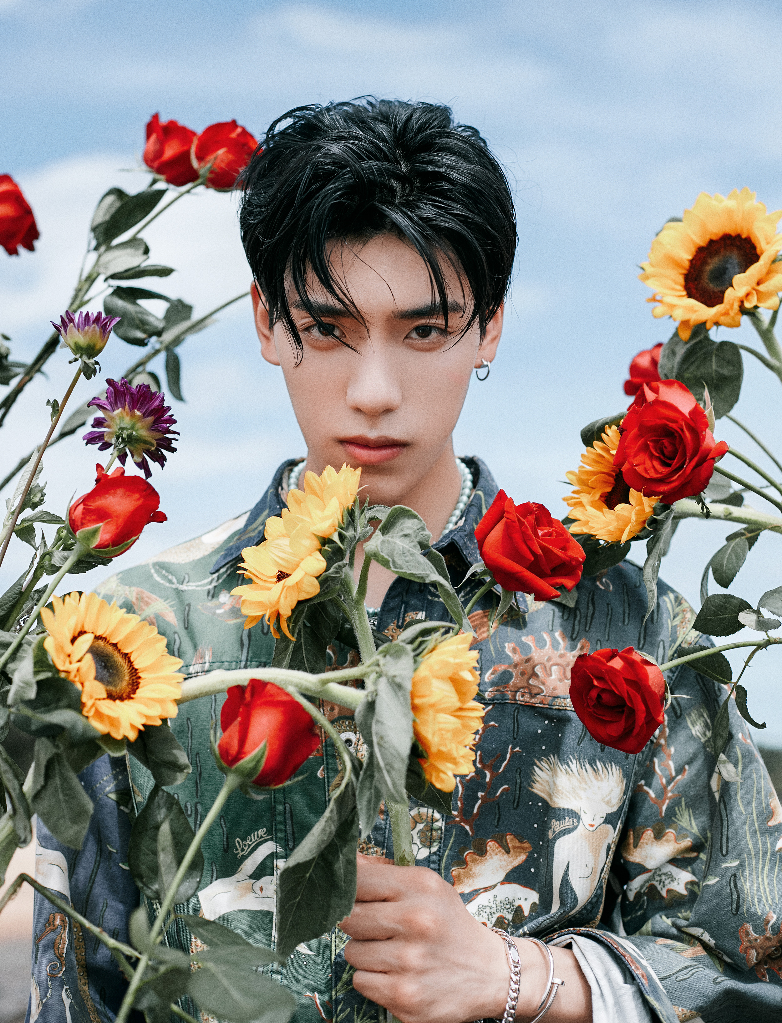 王子异生日海边大片曝光 眼神清澈温暖少年感十足