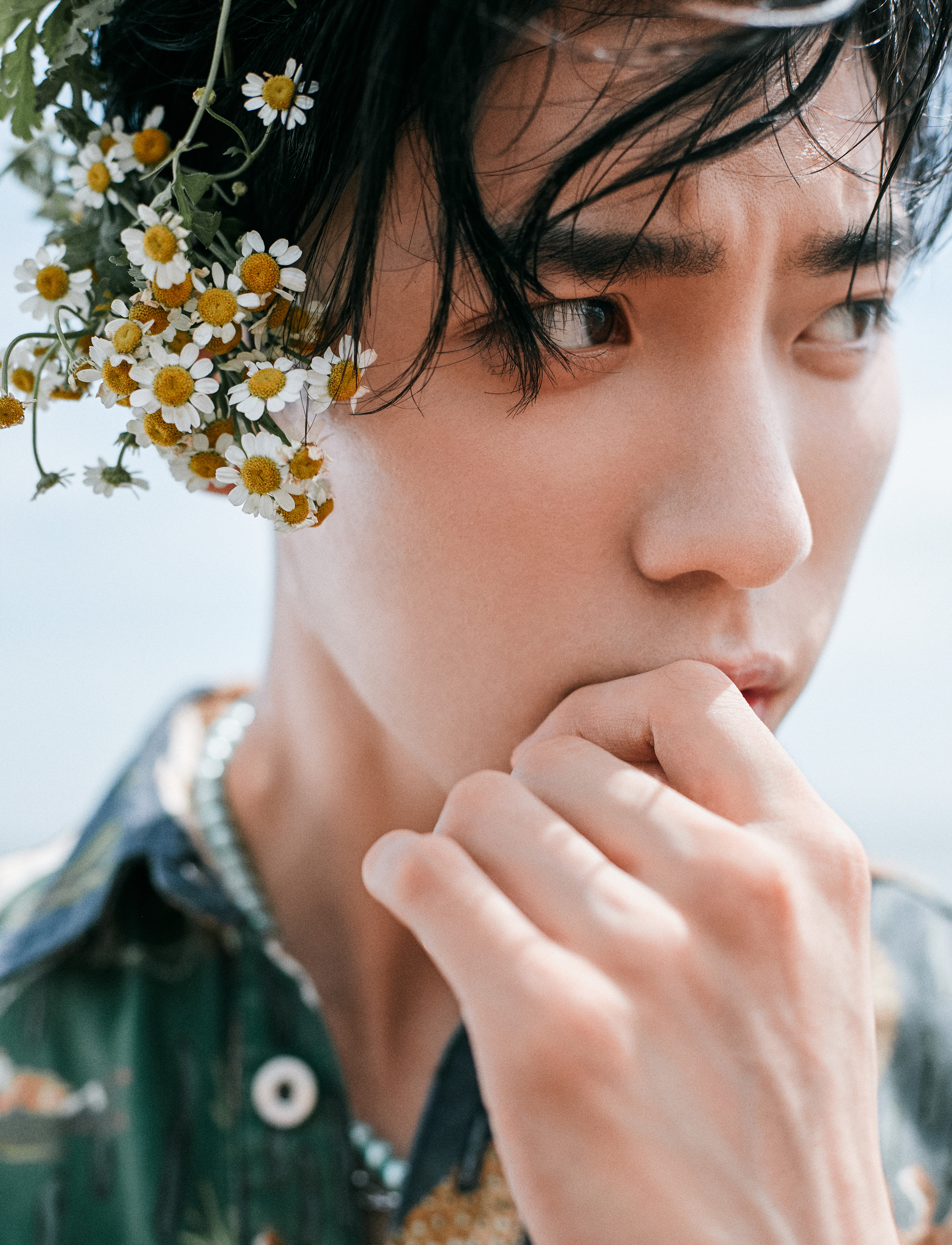 王子异生日海边大片曝光 眼神清澈温暖少年感十足