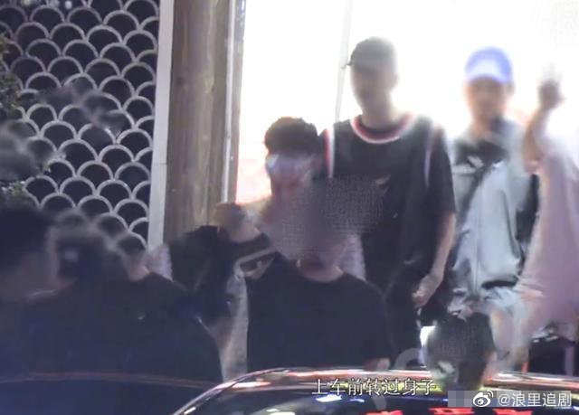 剧组聚餐？吴亦凡杨紫深夜约火锅心情不错