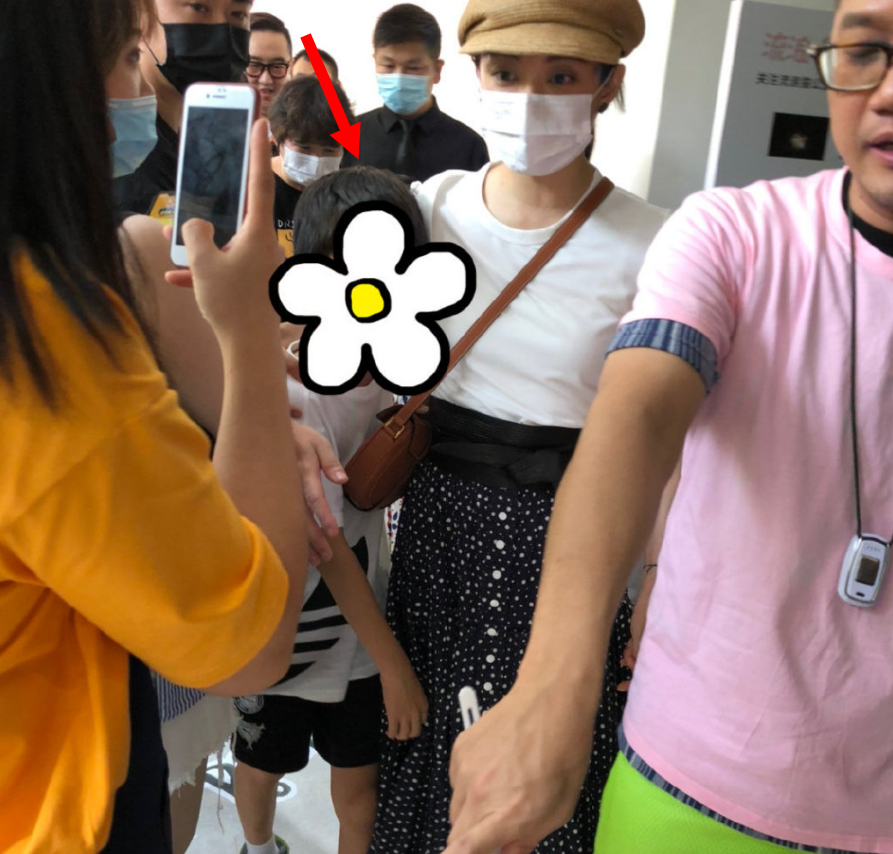 孙俪带儿女露面 等等身高到妈妈肩膀