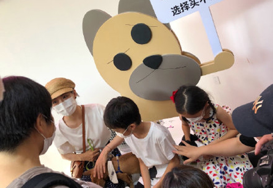 孙俪带儿女露面 等等身高到妈妈肩膀