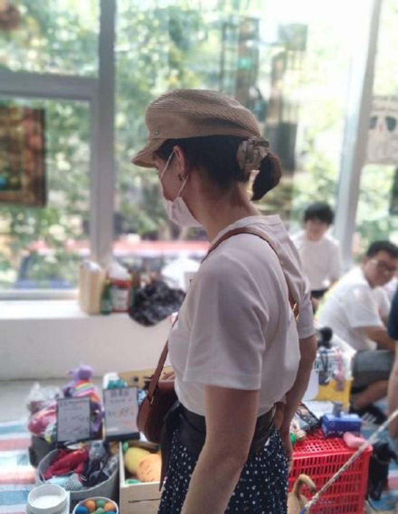 孙俪带儿女露面 等等身高到妈妈肩膀