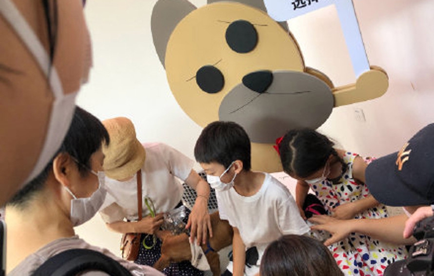 孙俪带儿女露面 等等身高到妈妈肩膀