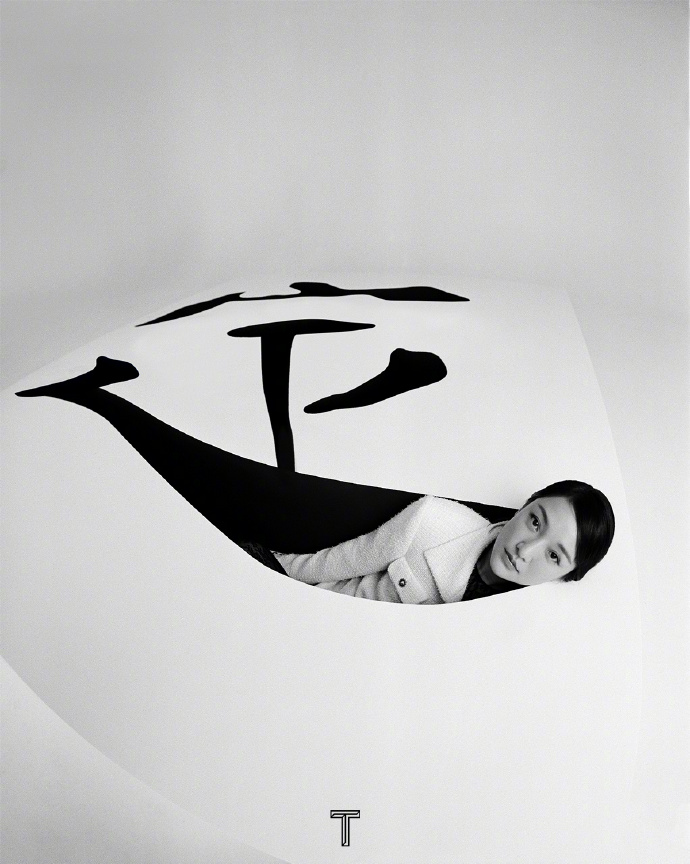 周迅戴头巾变油画女郎 造型优雅显复古风情