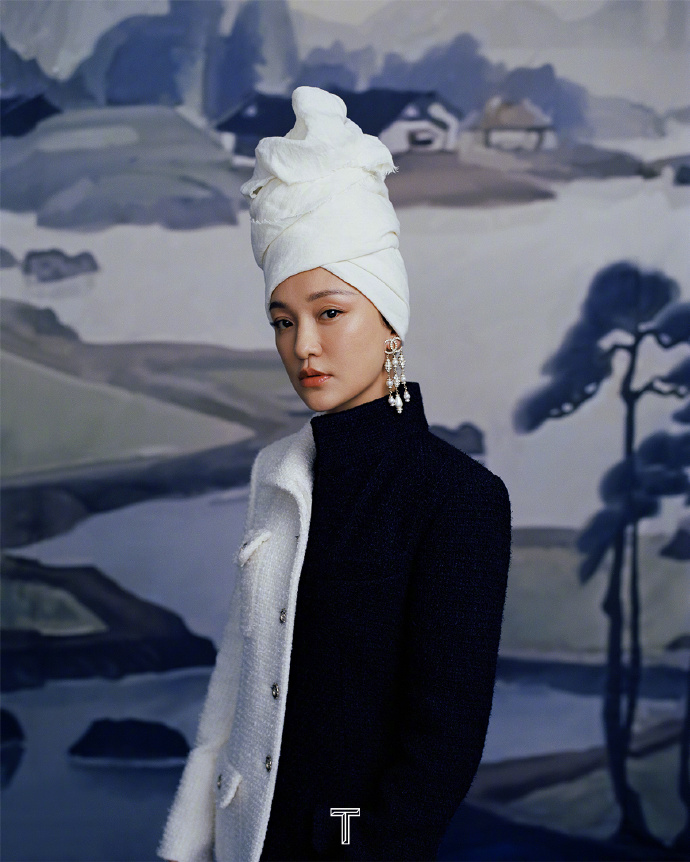 周迅戴头巾变油画女郎 造型优雅显复古风情