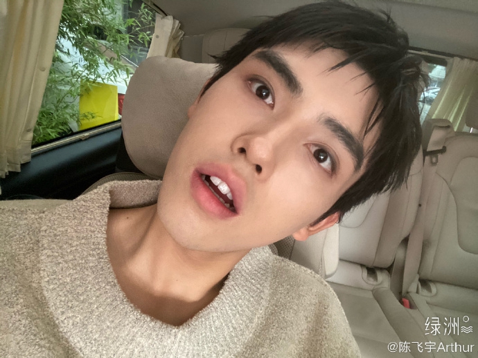 陈飞宇分享帅气自拍 留清爽短发五官立体眼神深邃