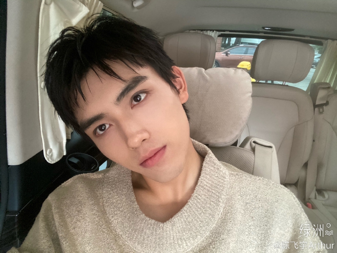 陈飞宇分享帅气自拍 留清爽短发五官立体眼神深邃