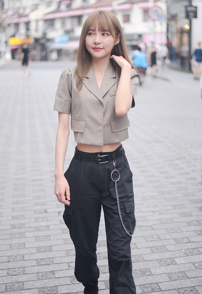 张语格穿露脐外套秀蛮腰 长发披肩性感帅气