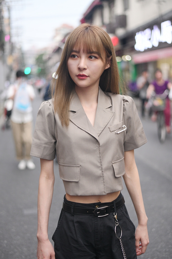 张语格穿露脐外套秀蛮腰 长发披肩性感帅气