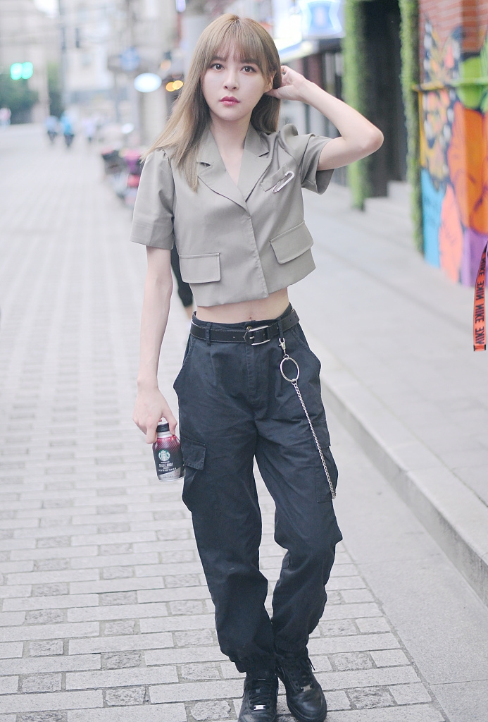 张语格穿露脐外套秀蛮腰 长发披肩性感帅气