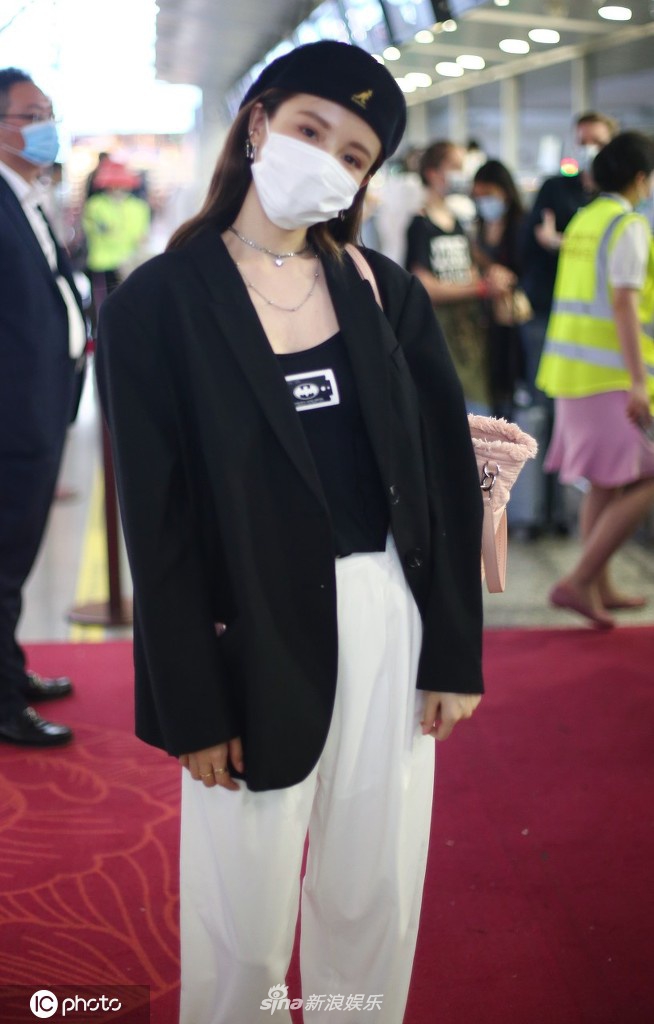 林小宅戴贝雷帽宛如漫画少女 对镜打招呼亲和力十足