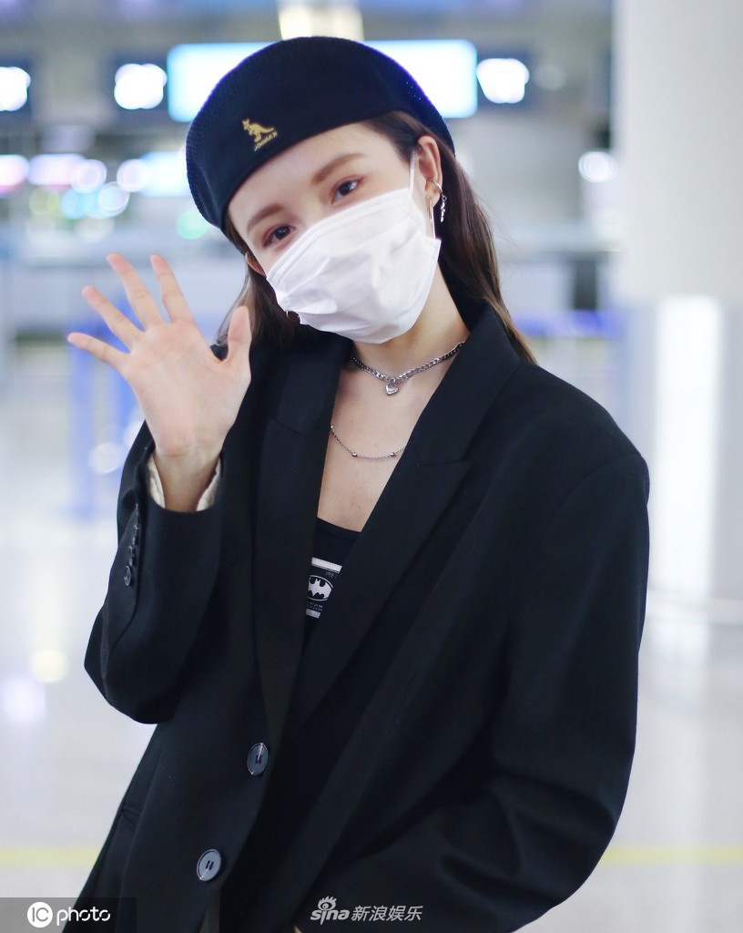 林小宅戴贝雷帽宛如漫画少女 对镜打招呼亲和力十足