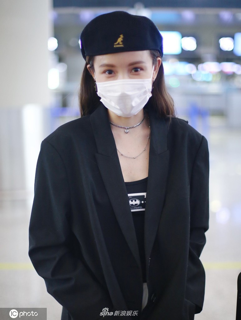 林小宅戴贝雷帽宛如漫画少女 对镜打招呼亲和力十足