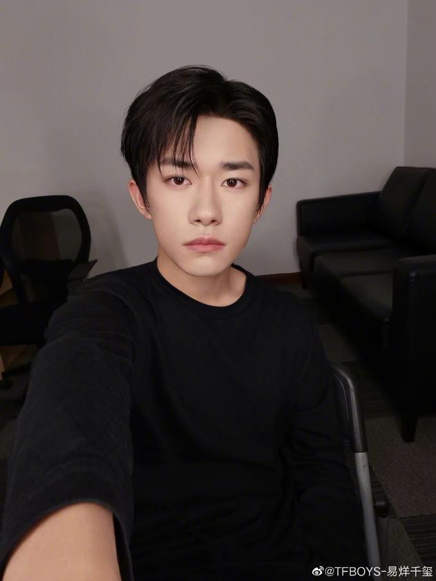 纪念开微博7周年 易烊千玺晒帅气自拍