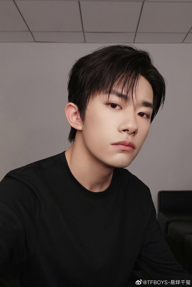 纪念开微博7周年 易烊千玺晒帅气自拍