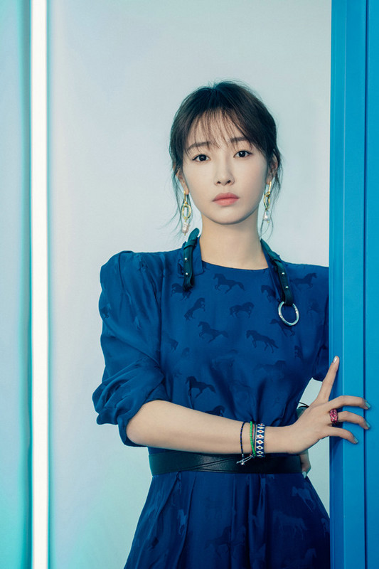 白百何路透图曝光 雨天营业半扎马尾状态获赞