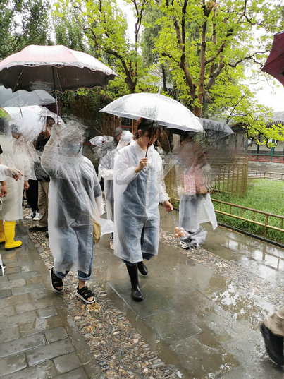 白百何路透图曝光 雨天营业半扎马尾状态获赞