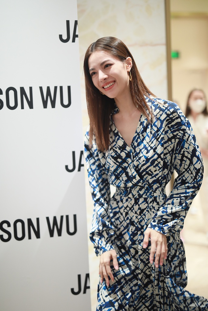 钟楚曦直发造型温婉大方 微微一笑显知性魅力