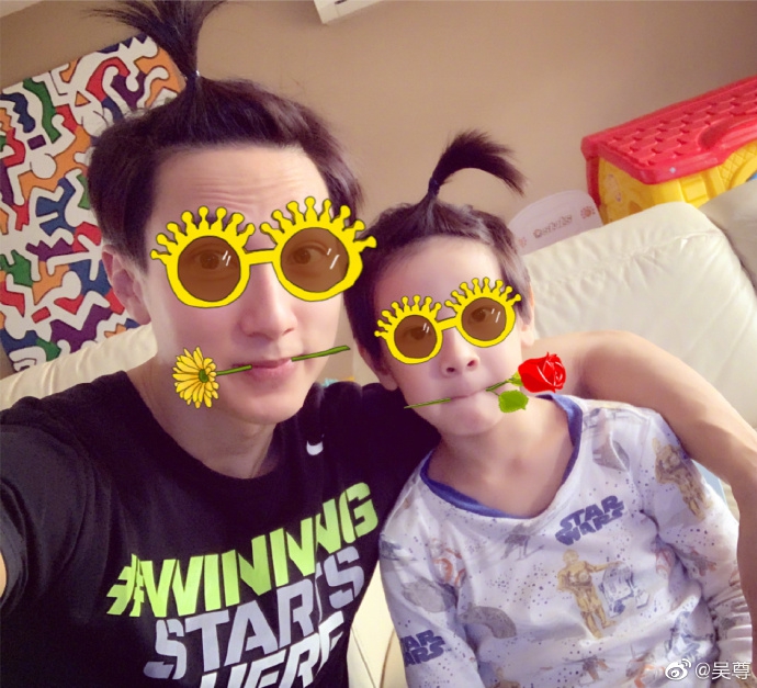 吴尊晒儿女萌照分享日常 Max戴发带扎苹果头神似爸爸