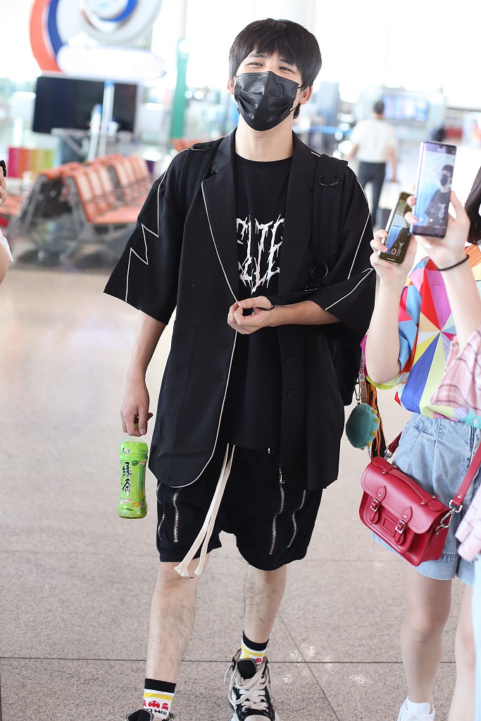 大张伟梳锅盖头呆萌可爱 独自赶路眉眼疲惫