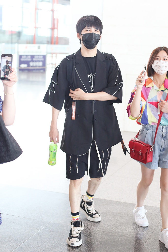 大张伟梳锅盖头呆萌可爱 独自赶路眉眼疲惫