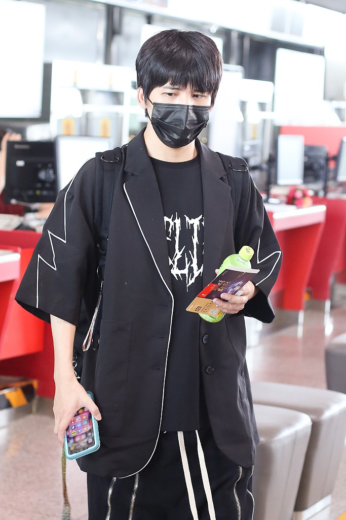 大张伟梳锅盖头呆萌可爱 独自赶路眉眼疲惫