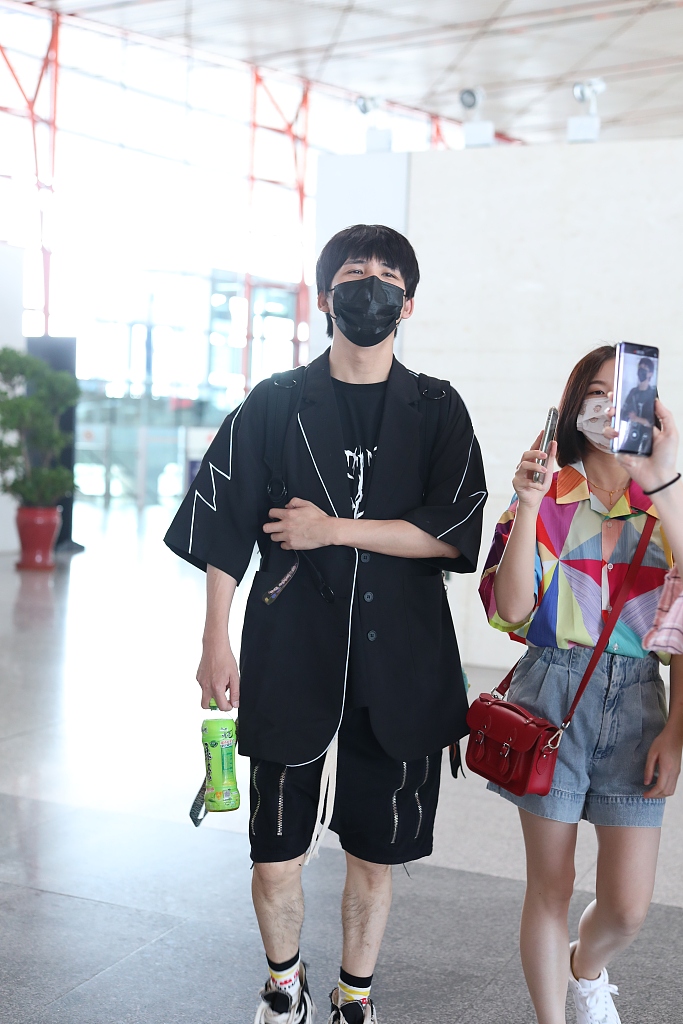 大张伟梳锅盖头呆萌可爱 独自赶路眉眼疲惫