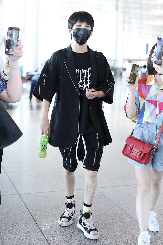 大张伟梳锅盖头呆萌可爱 独自赶路眉眼疲惫