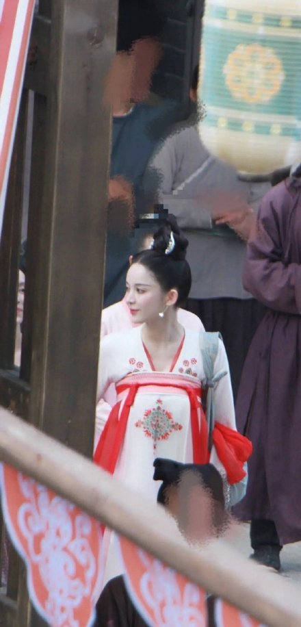 娜扎新剧路透曝光 唐装造型笑容甜美