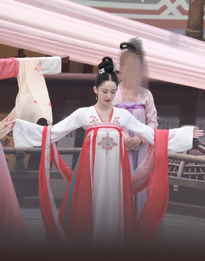 娜扎新剧路透曝光 唐装造型笑容甜美