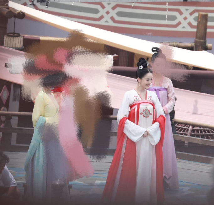 娜扎新剧路透曝光 唐装造型笑容甜美