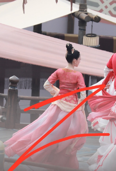 娜扎新剧路透曝光 唐装造型笑容甜美